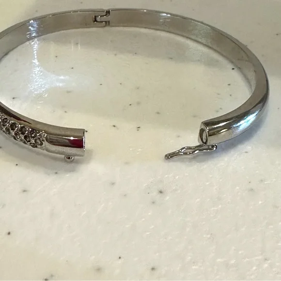 New Bracelet- made with Swarovski elements/ crystals- silver hinged bangle - Picture 13 of 15